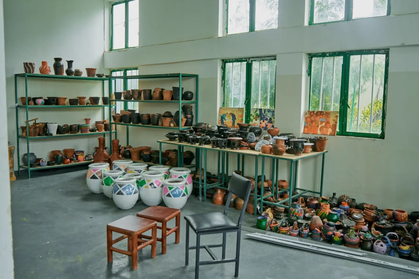 Een licht atelier met schappen vol potten en vazen