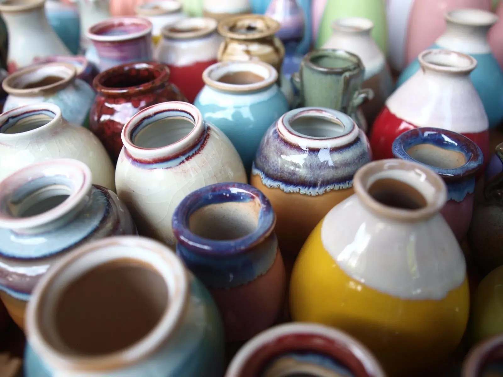 Kannetjes in allerlei kleuren glazuur